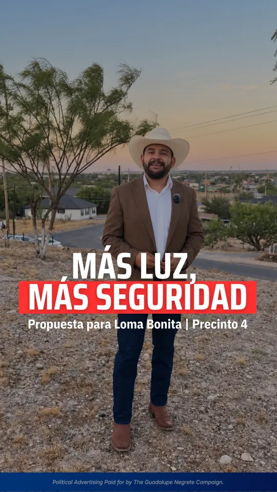 Lupe Negrete al atardecer en una calle sin alumbrado de Loma Bonita