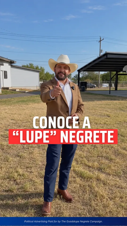 Lupe Negrete frente a unas casas del Precinto 4