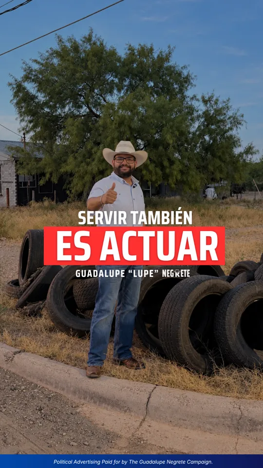Lupe Negrete junto a un montón de llantas tiradas en un terreno